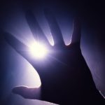 Anak Tangan Kanan menang dengan Tangan Kiri: Paradoks Illahi