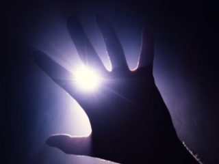 Anak Tangan Kanan menang dengan Tangan Kiri: Paradoks Illahi