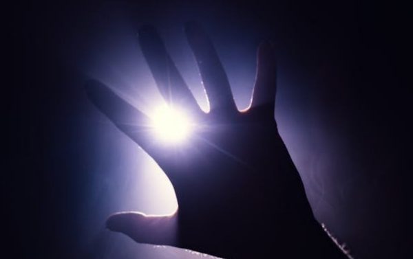 Anak Tangan Kanan menang dengan Tangan Kiri: Paradoks Illahi